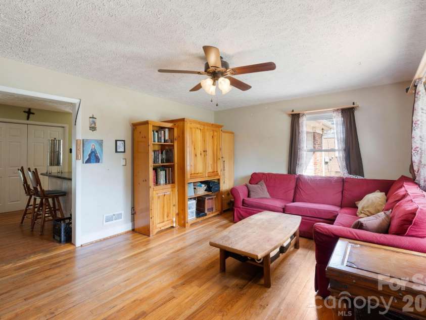 203 Kenwood Drive, Shelby, NC 28150.  MLS# CAR4396962, YatesRealty ID 38017. 