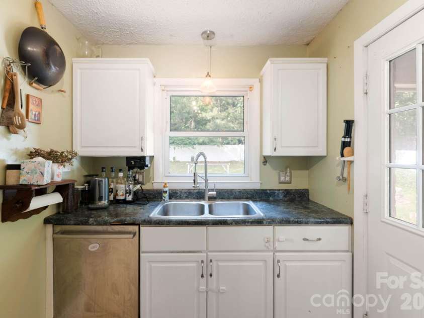 203 Kenwood Drive, Shelby, NC 28150.  MLS# CAR4396962, YatesRealty ID 38017. 