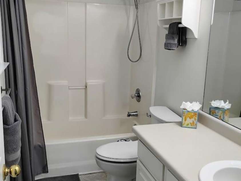 6726 Vlosi Drive, Charlotte, NC 28226.  MLS# CAR4404952, YatesRealty ID 38019. 2nd bath