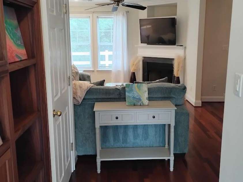 6726 Vlosi Drive, Charlotte, NC 28226.  MLS# CAR4404952, YatesRealty ID 38019. Hall