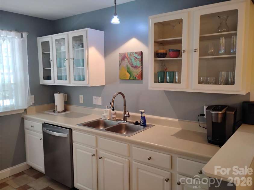 6726 Vlosi Drive, Charlotte, NC 28226.  MLS# CAR4404952, YatesRealty ID 38019. Kitchen