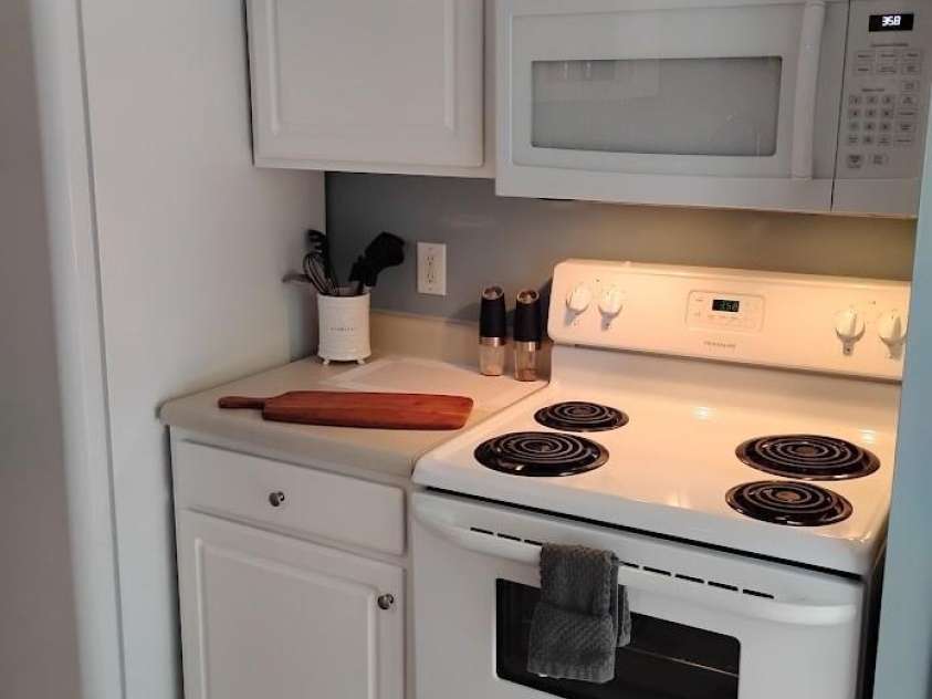 6726 Vlosi Drive, Charlotte, NC 28226.  MLS# CAR4404952, YatesRealty ID 38019. Kitchen
