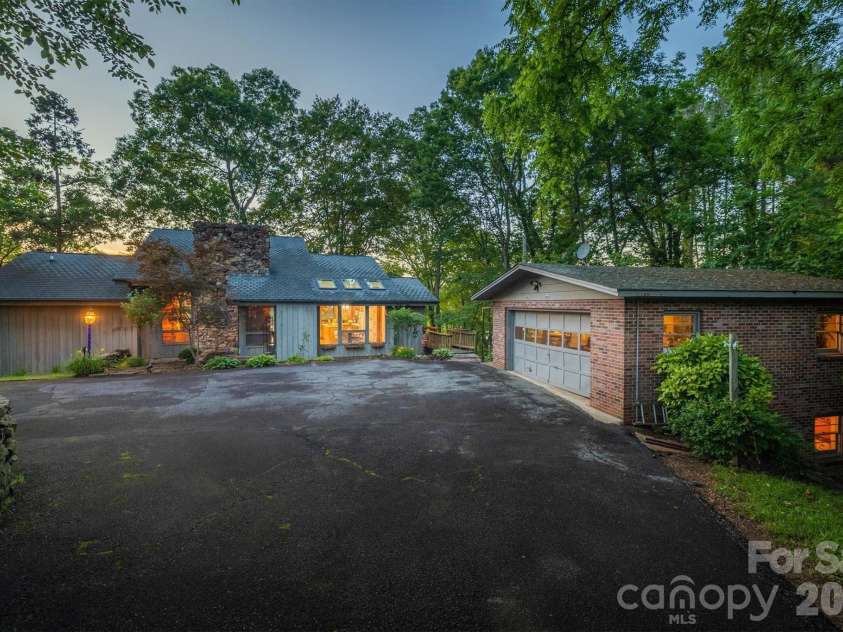 4749 16th Street Drive, Hickory, NC 28601.  MLS# CAR4251367, YatesRealty ID 3802. 