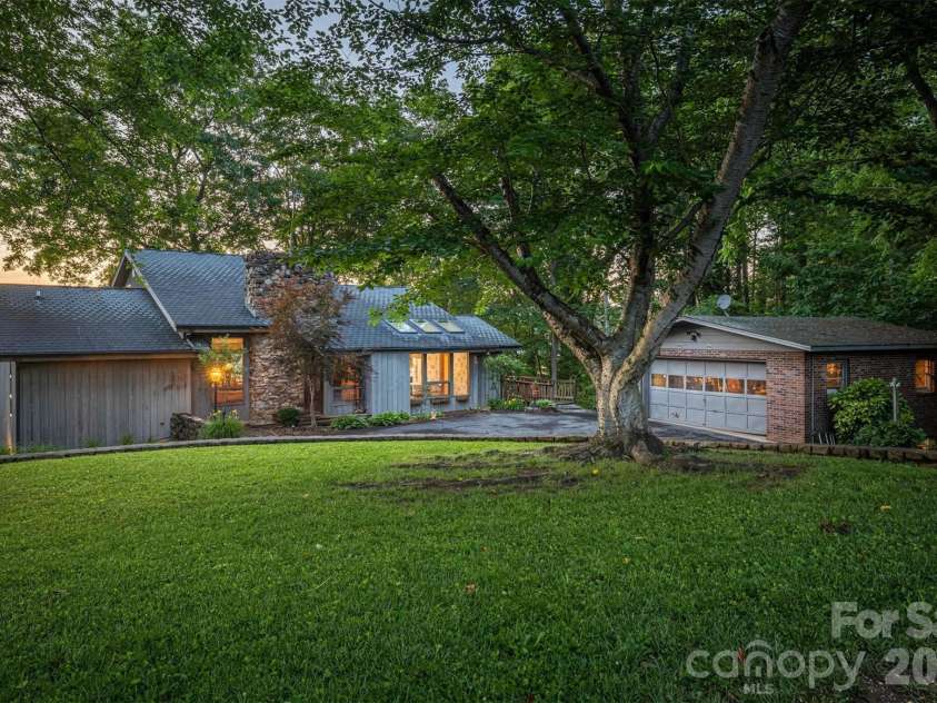 4749 16th Street Drive, Hickory, NC 28601.  MLS# CAR4251367, YatesRealty ID 3802. 