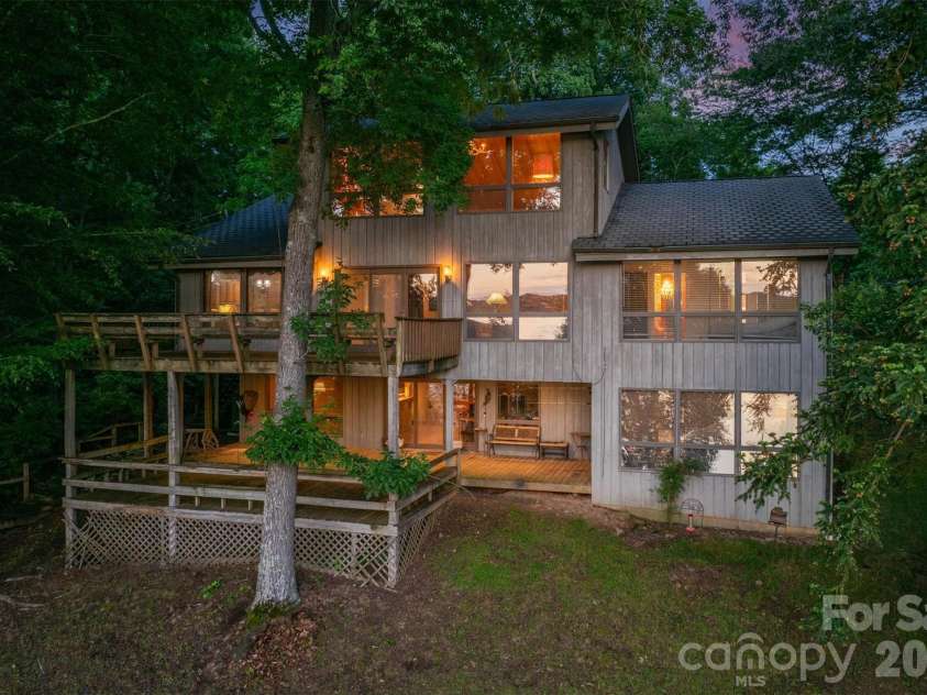 4749 16th Street Drive, Hickory, NC 28601.  MLS# CAR4251367, YatesRealty ID 3802. 