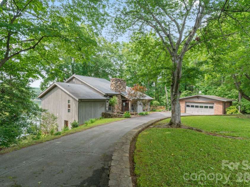 4749 16th Street Drive, Hickory, NC 28601.  MLS# CAR4251367, YatesRealty ID 3802. 