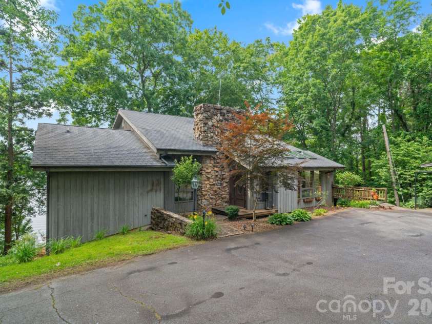 4749 16th Street Drive, Hickory, NC 28601.  MLS# CAR4251367, YatesRealty ID 3802. 