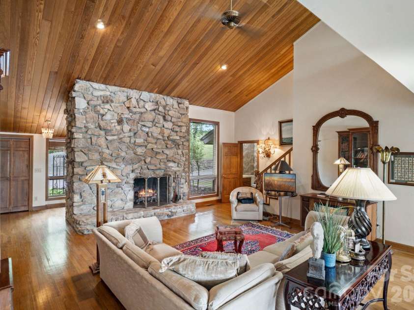 4749 16th Street Drive, Hickory, NC 28601.  MLS# CAR4251367, YatesRealty ID 3802. 