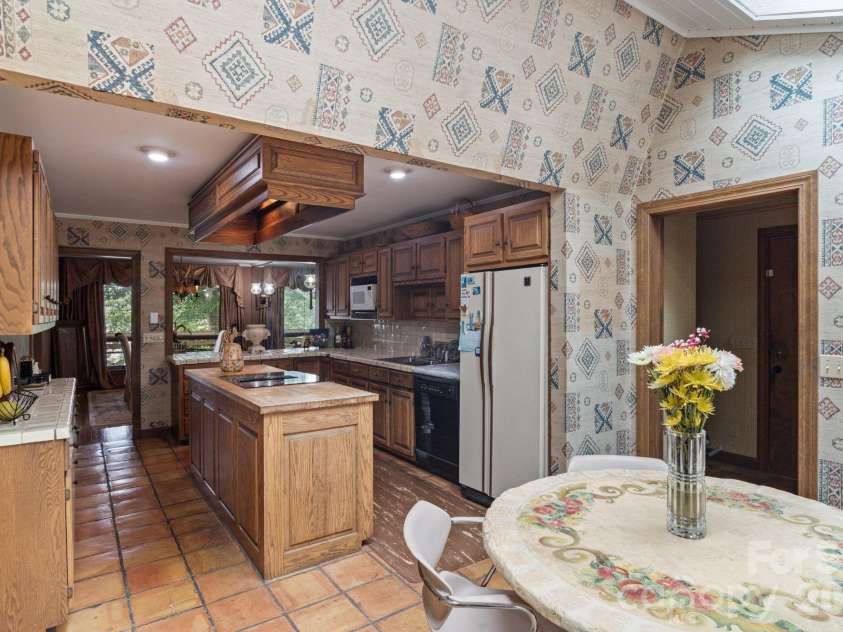 4749 16th Street Drive, Hickory, NC 28601.  MLS# CAR4251367, YatesRealty ID 3802. 