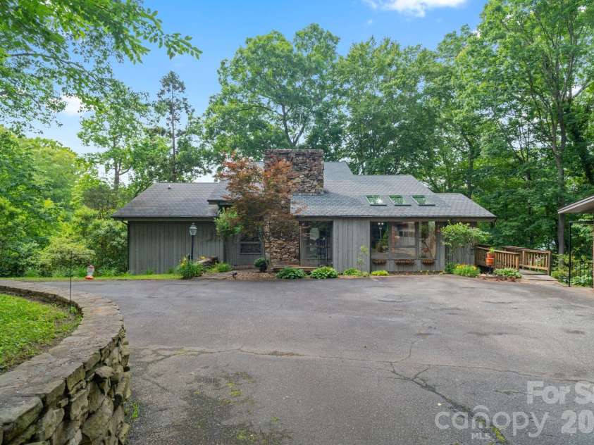 4749 16th Street Drive, Hickory, NC 28601.  MLS# CAR4251367, YatesRealty ID 3802. 