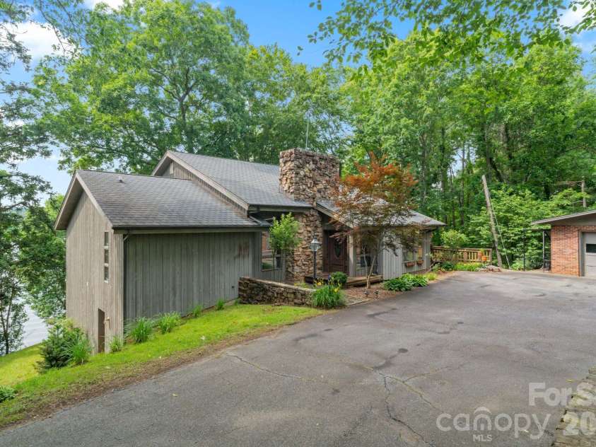 4749 16th Street Drive, Hickory, NC 28601.  MLS# CAR4251367, YatesRealty ID 3802. 