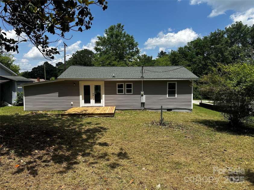 801 Calhoun Street, Lancaster, SC 29720.  MLS# CAR4265445, YatesRealty ID 3802. 