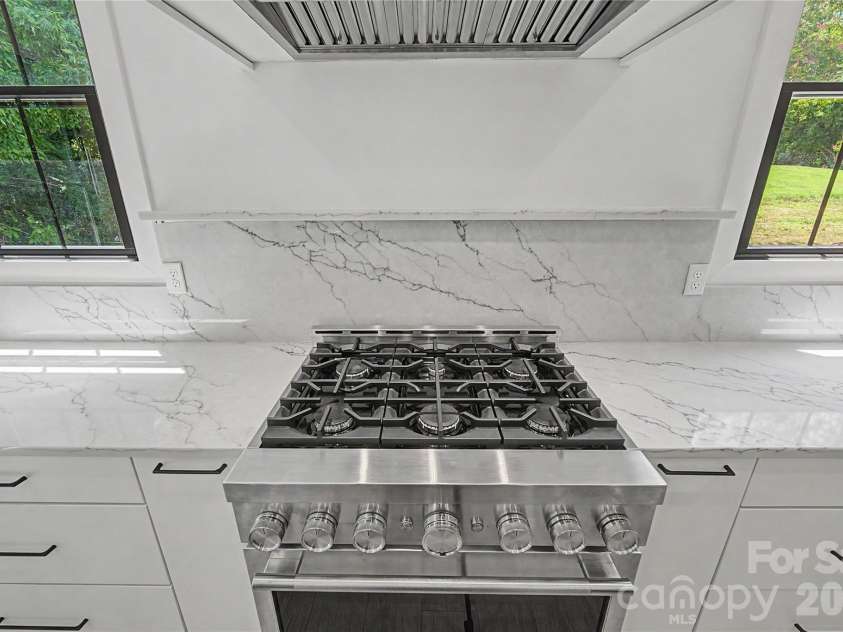9420 Greyson Ridge Drive, Charlotte, NC 28277.  MLS# CAR4405364, YatesRealty ID 38024. Gas Range