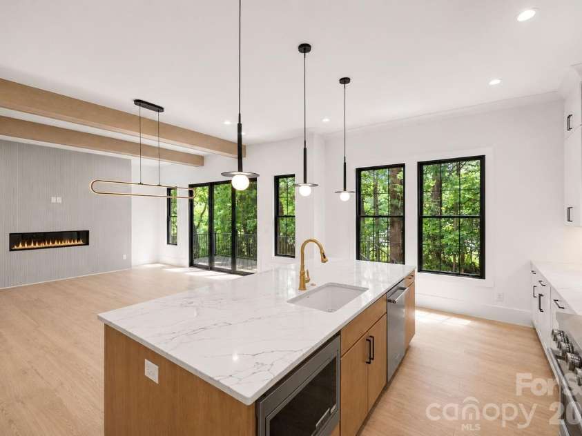9420 Greyson Ridge Drive, Charlotte, NC 28277.  MLS# CAR4405364, YatesRealty ID 38024. Kitchen Island