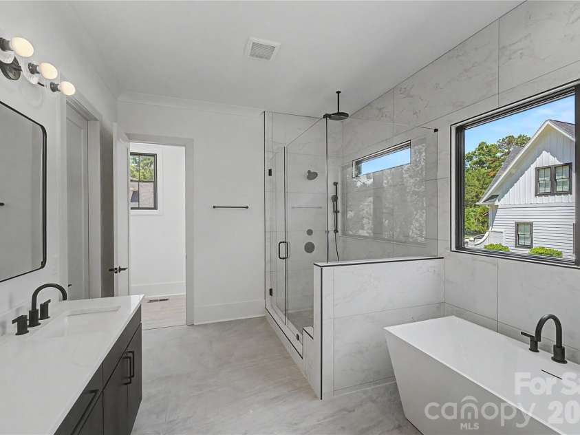9420 Greyson Ridge Drive, Charlotte, NC 28277.  MLS# CAR4405364, YatesRealty ID 38024. Primary Bathroom
