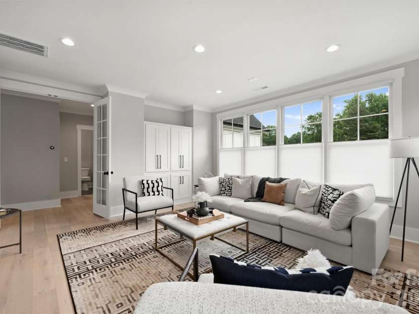 8163 Fairview Road, Charlotte, NC 28226.  MLS# CAR4350674, YatesRealty ID 38031. 