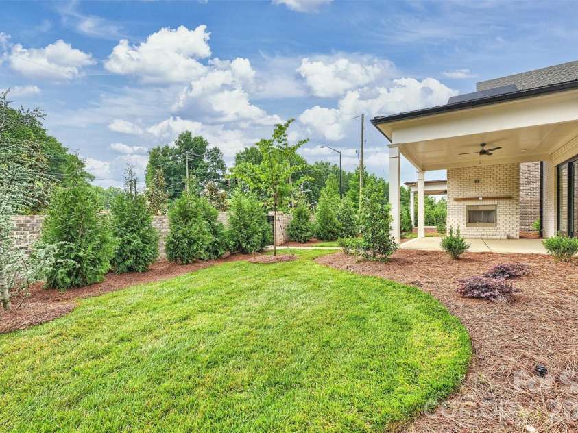 8163 Fairview Road, Charlotte, NC 28226.  MLS# CAR4350674, YatesRealty ID 38031. 