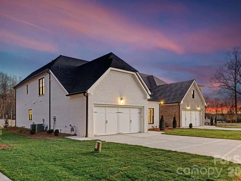 8163 Fairview Road, Charlotte, NC 28226.  MLS# CAR4350674, YatesRealty ID 38031. 