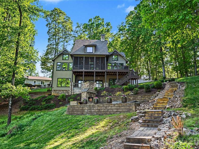142 Lakeview Shores Loop, Mooresville, NC 28117.  MLS# CAR4376202, YatesRealty ID 38032. 