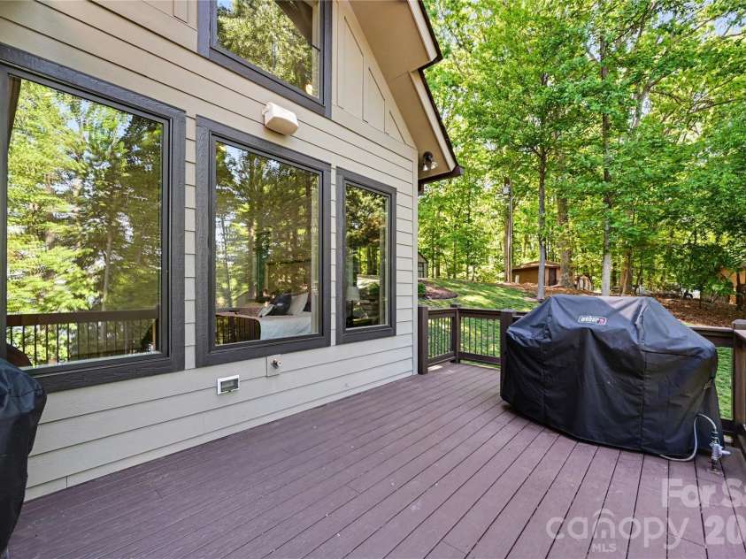 142 Lakeview Shores Loop, Mooresville, NC 28117.  MLS# CAR4376202, YatesRealty ID 38032. 