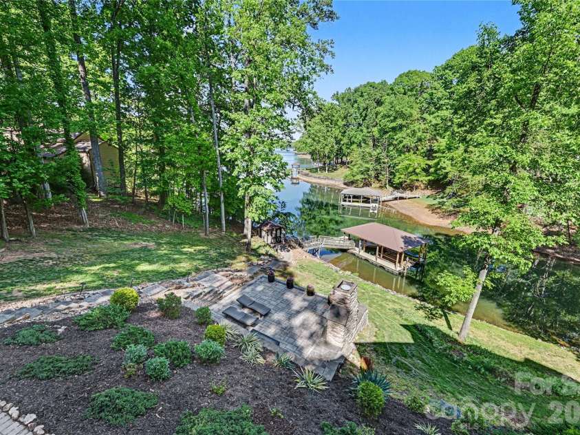 142 Lakeview Shores Loop, Mooresville, NC 28117.  MLS# CAR4376202, YatesRealty ID 38032. 