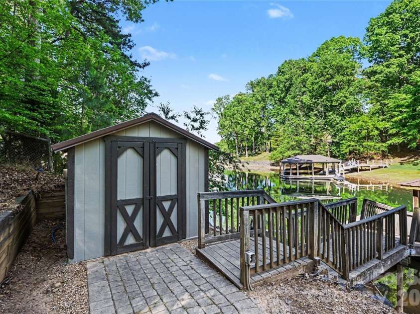 142 Lakeview Shores Loop, Mooresville, NC 28117.  MLS# CAR4376202, YatesRealty ID 38032. 