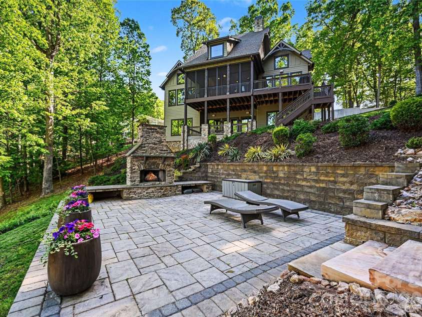 142 Lakeview Shores Loop, Mooresville, NC 28117.  MLS# CAR4376202, YatesRealty ID 38032. 