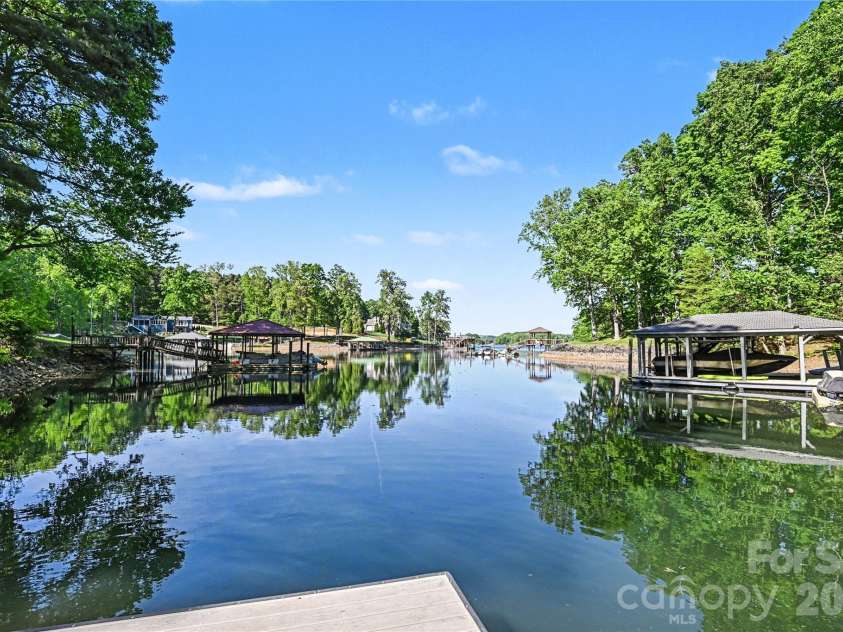 142 Lakeview Shores Loop, Mooresville, NC 28117.  MLS# CAR4376202, YatesRealty ID 38032. 