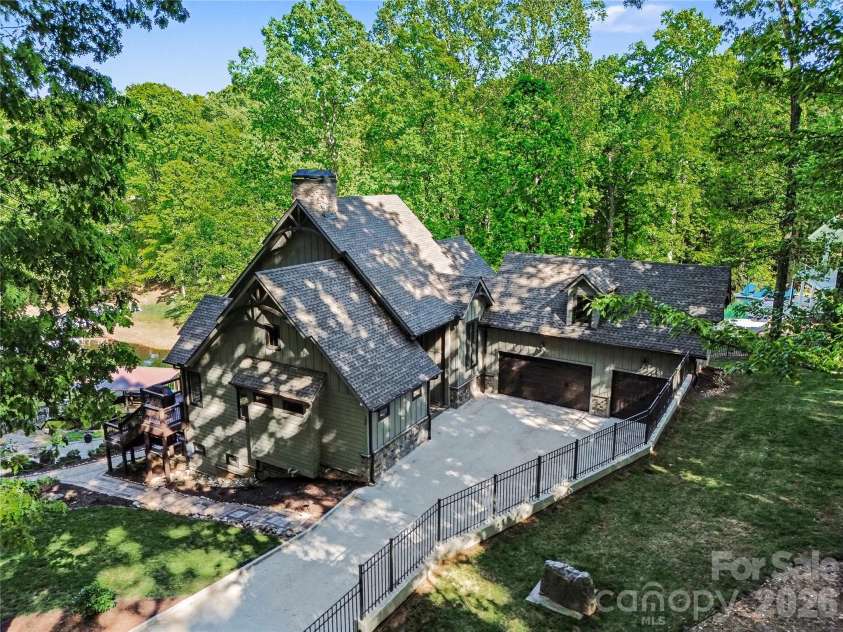 142 Lakeview Shores Loop, Mooresville, NC 28117.  MLS# CAR4376202, YatesRealty ID 38032. 