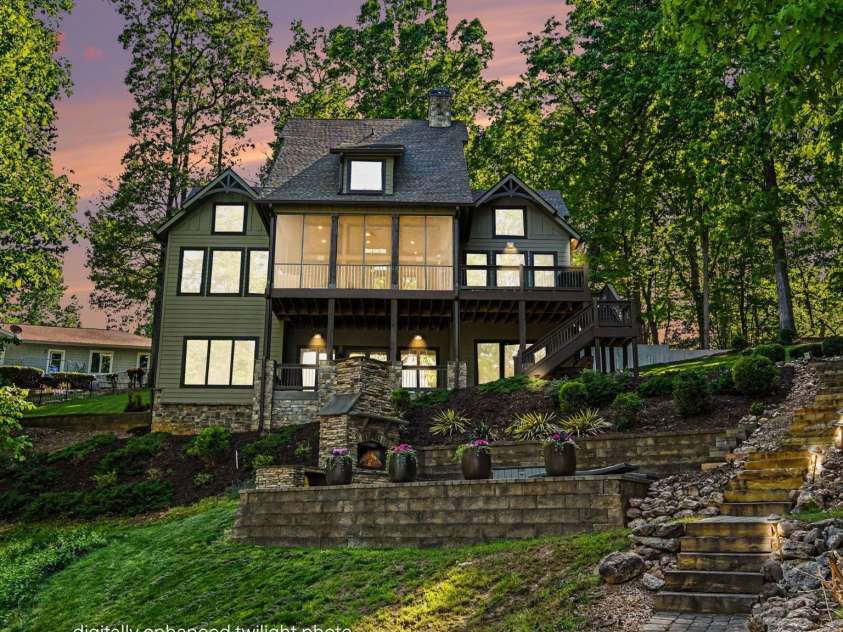 142 Lakeview Shores Loop, Mooresville, NC 28117.  MLS# CAR4376202, YatesRealty ID 38032. 