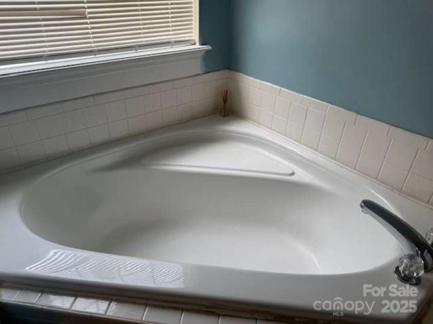 1923 Sloan Drive, Charlotte, NC 28208.  MLS# CAR4299947, YatesRealty ID 38034. Master bath garden tub
