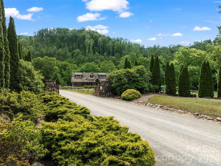 40 Shining Rock Drive, Canton, NC 28716.  MLS# CAR4391939, YatesRealty ID 38035. 