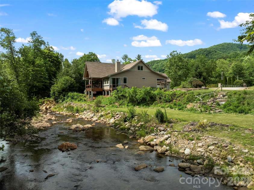 40 Shining Rock Drive, Canton, NC 28716.  MLS# CAR4391939, YatesRealty ID 38035. 