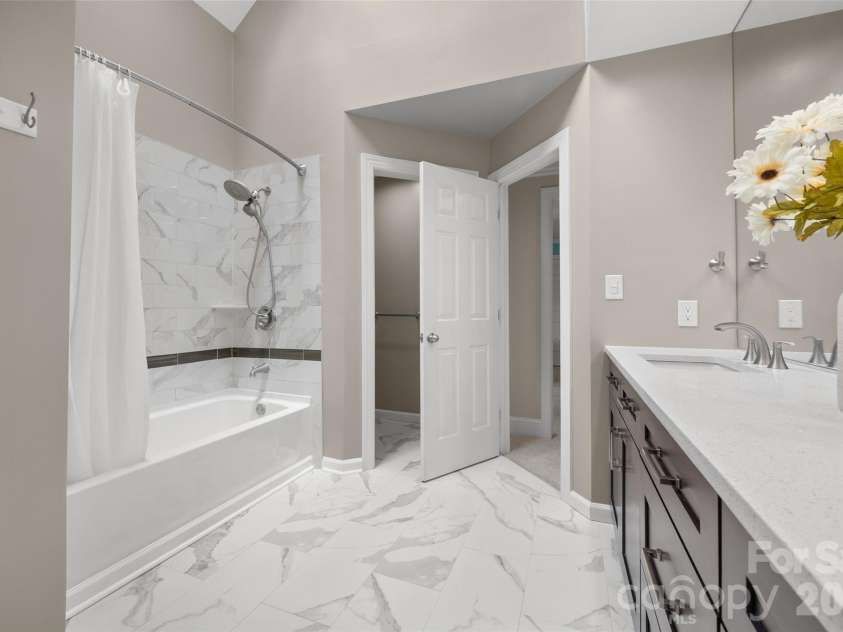 636 Landsdowne Court, Fort Mill, SC 29708.  MLS# CAR4397187, YatesRealty ID 38037. Bathroom 2