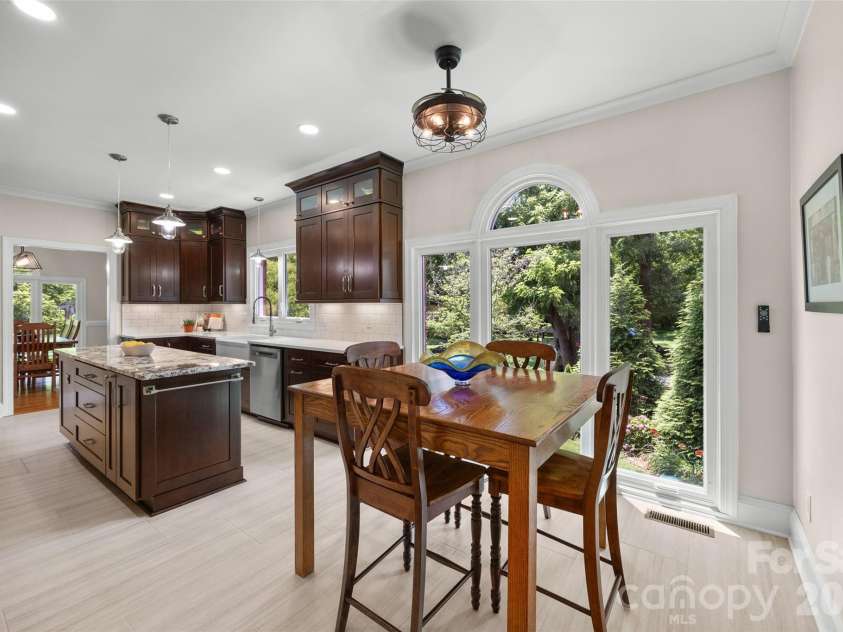 636 Landsdowne Court, Fort Mill, SC 29708.  MLS# CAR4397187, YatesRealty ID 38037. Breakfast nook