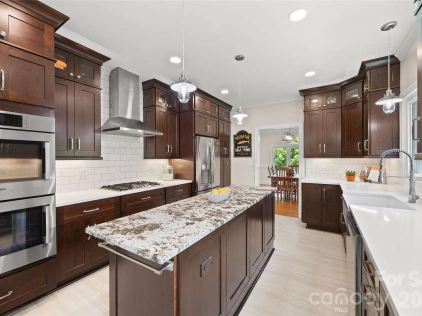 636 Landsdowne Court, Fort Mill, SC 29708.  MLS# CAR4397187, YatesRealty ID 38037. Double ovens!