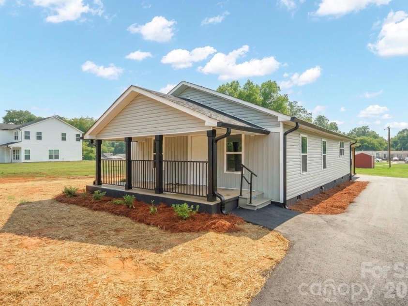 1810 Greenbriar Road, Statesville, NC 28677.  MLS# CAR4395838, YatesRealty ID 38038. Front Approach