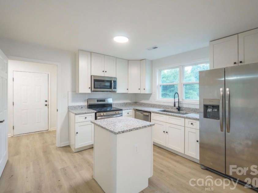 1810 Greenbriar Road, Statesville, NC 28677.  MLS# CAR4395838, YatesRealty ID 38038. Kitchen