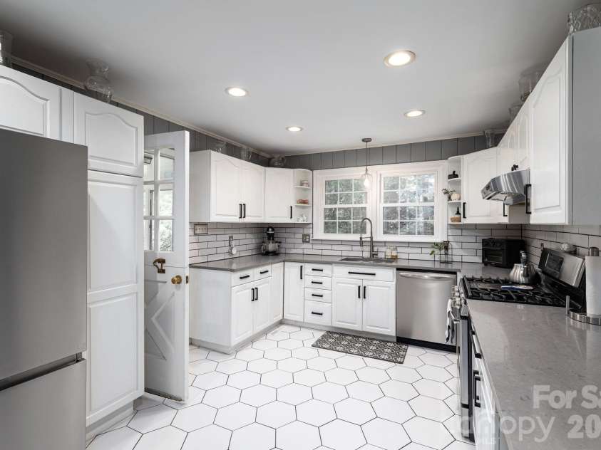 504 Dogwood Lane, Belmont, NC 28012.  MLS# CAR4398202, YatesRealty ID 38039. 