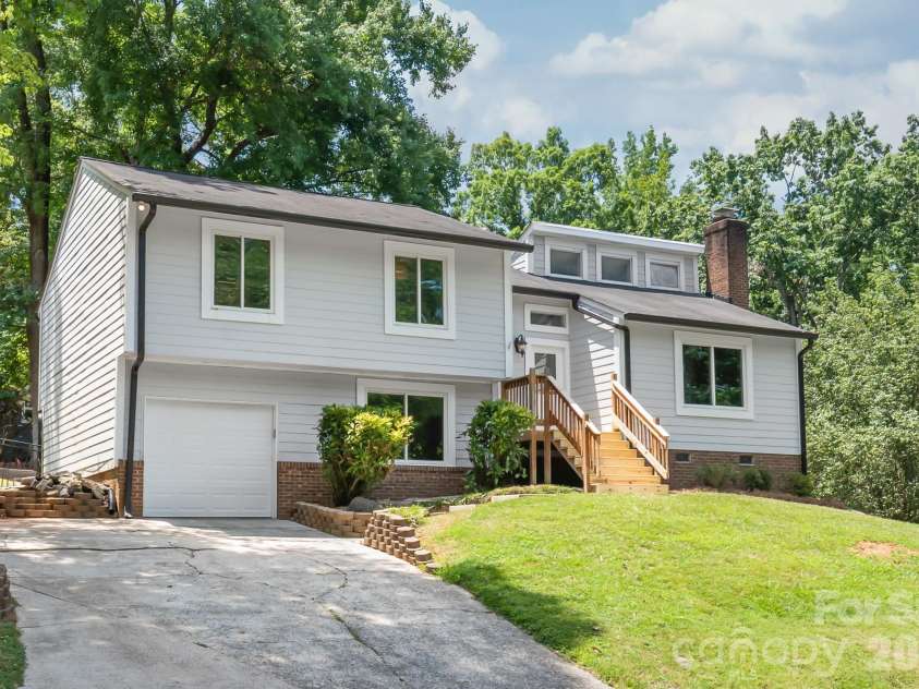 10129 Eagle Court, Charlotte, NC 28277.  MLS# CAR4399688, YatesRealty ID 38042. 