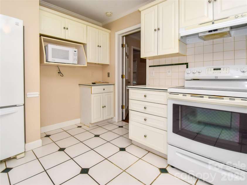 792 Reaford Road, Winston Salem, NC 27104.  MLS# CAR4397982, YatesRealty ID 38048. 