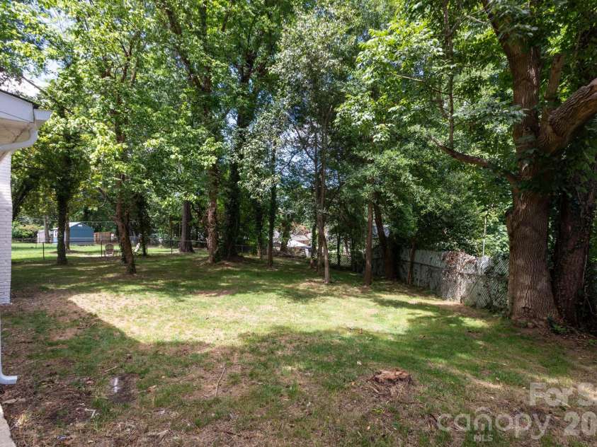 3721 Bankston Place, Charlotte, NC 28215.  MLS# CAR4394807, YatesRealty ID 38049. 