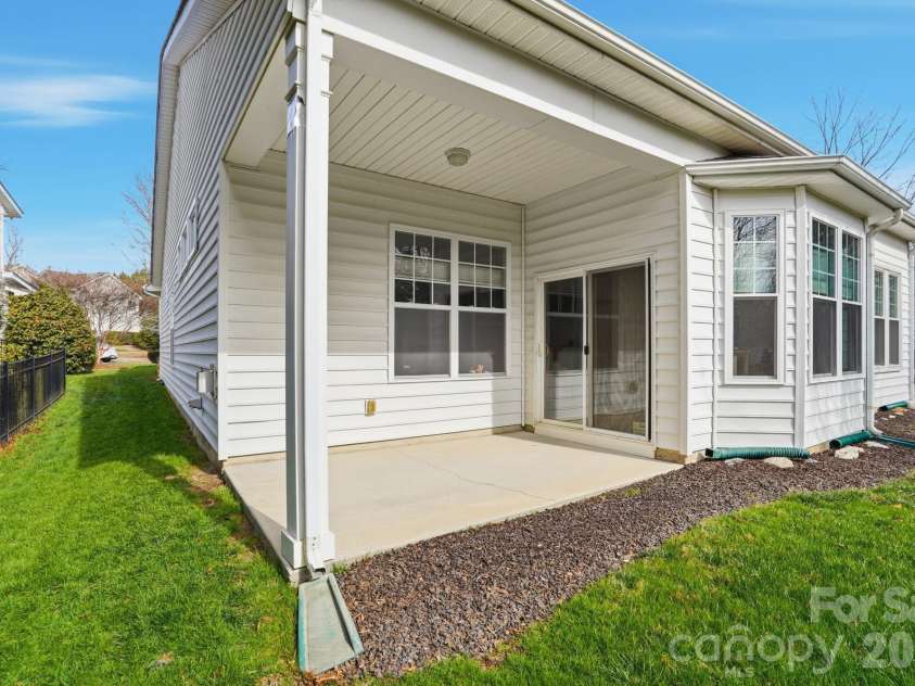 1038 Kensrowe Lane, Matthews, NC 28104.  MLS# CAR4342375, YatesRealty ID 3805. 