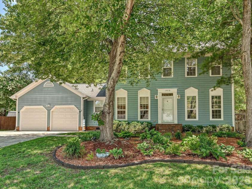13518 Krislyn Woods Place, Charlotte, NC 28278.  MLS# CAR4402936, YatesRealty ID 38050. 