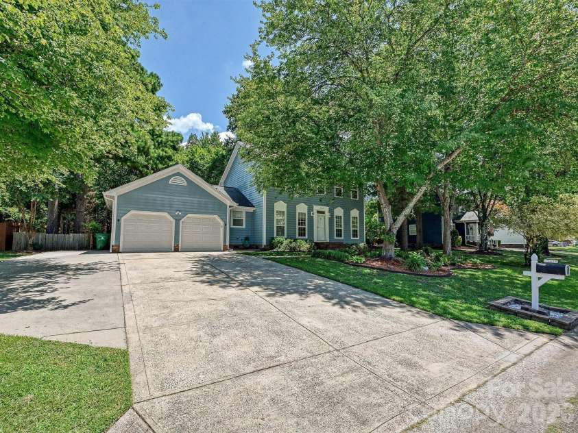 13518 Krislyn Woods Place, Charlotte, NC 28278.  MLS# CAR4402936, YatesRealty ID 38050. 