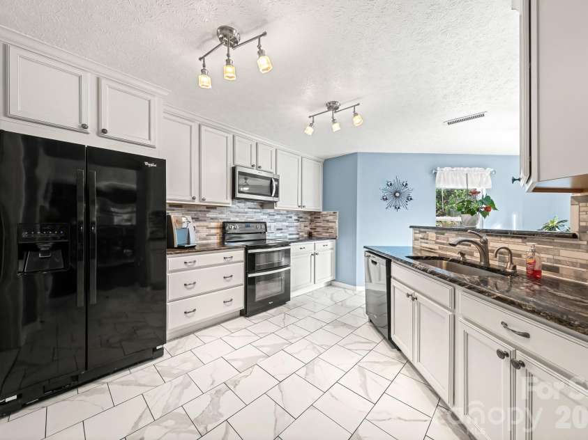 191 Old Carriage Road, Clover, SC 29710.  MLS# CAR4402254, YatesRealty ID 38051. Updated Kitchen Flooring, backsplash and  fixtures