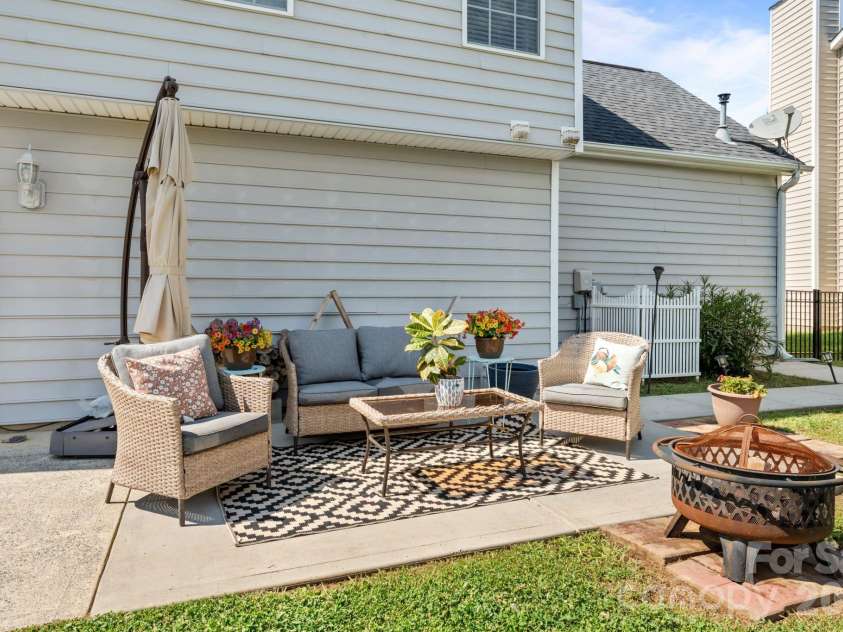 5550 Mt Mansfield Road, Charlotte, NC 28278.  MLS# CAR4403284, YatesRealty ID 38052. 