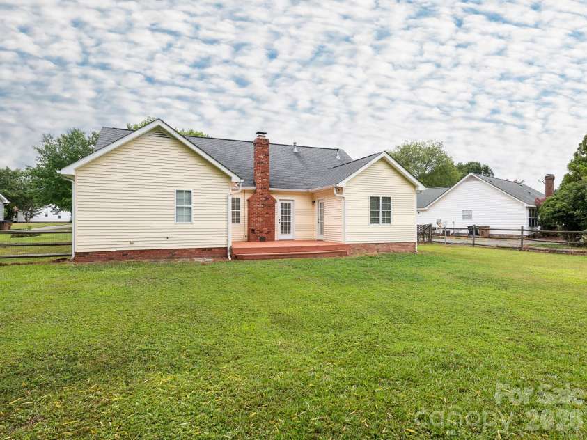 1037 Ridgefield Circle, Indian Trail, NC 28079.  MLS# CAR4403811, YatesRealty ID 38059. 