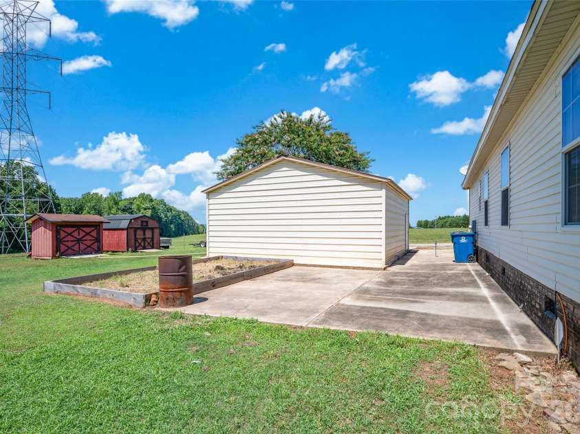 766 Midway Road, Statesville, NC 28625.  MLS# CAR4403324, YatesRealty ID 38061. 