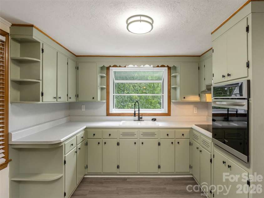 340 Mauney Cove, Waynesville, NC 28786.  MLS# CAR4401250, YatesRealty ID 38064. Light and bright kitchen with abundant storage
